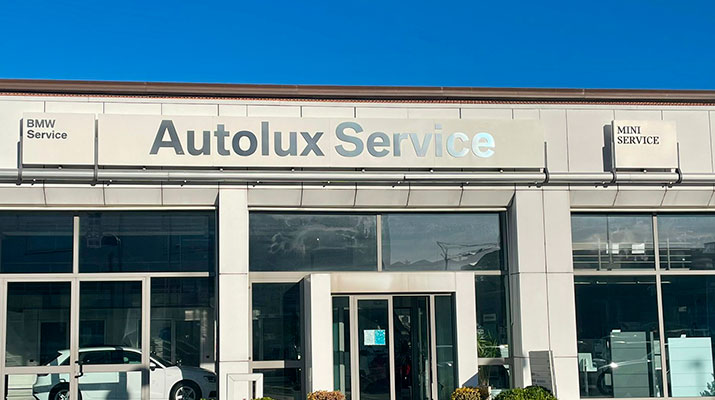 Vediamo l'insegna e la facciata esterna di Autolux Service